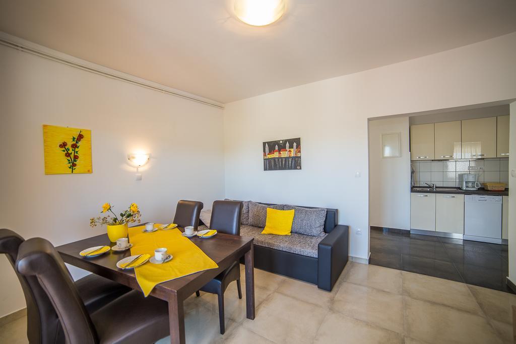 Juric Apartments-Rab Palit Екстериор снимка